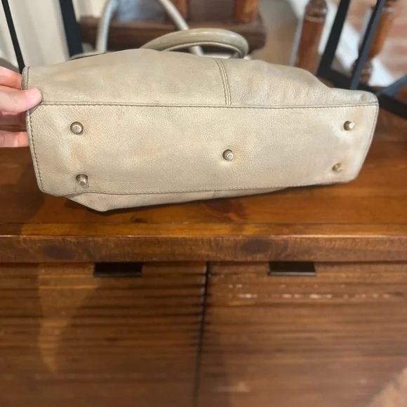 Gorgeous GUC Burberry Lamberth Buffalo leather handbag
